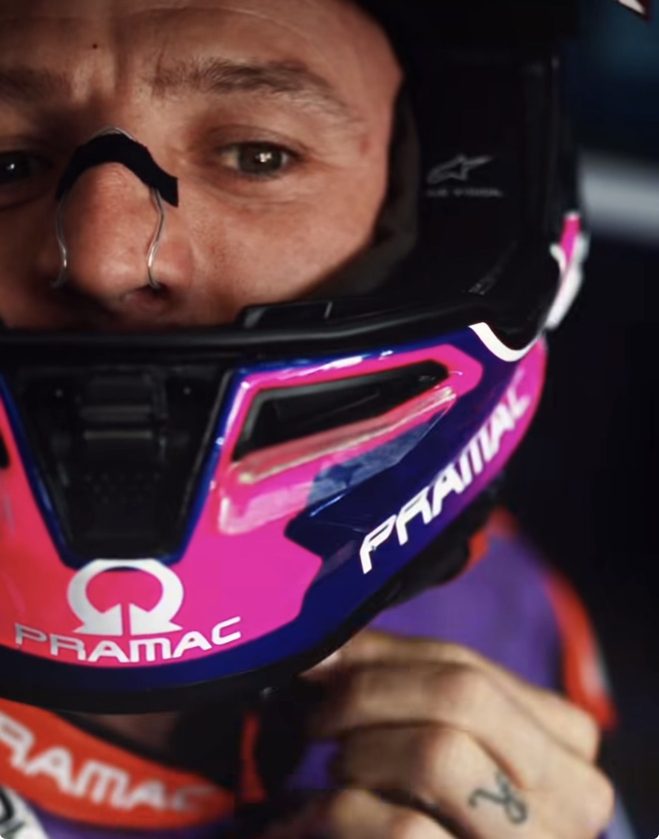 Jack Miller mit Breathe Circle Nasendilatator im Helm